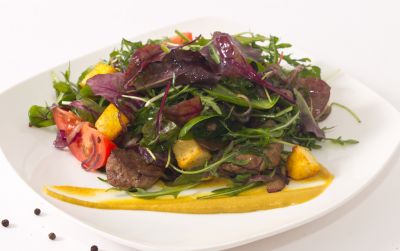 Теплый салат с куриной печенью